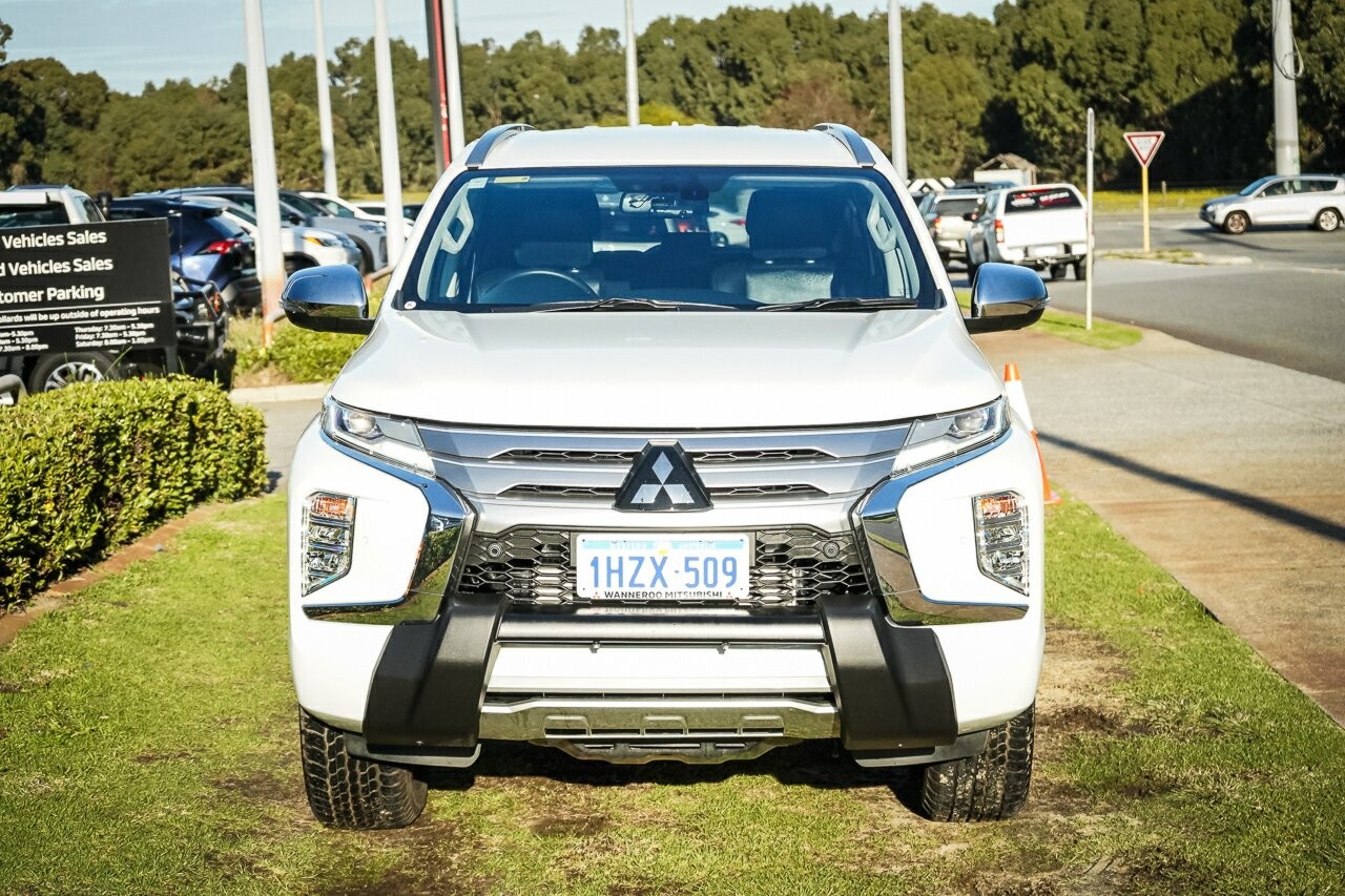 Mitsubishi Pajero Sport image 2