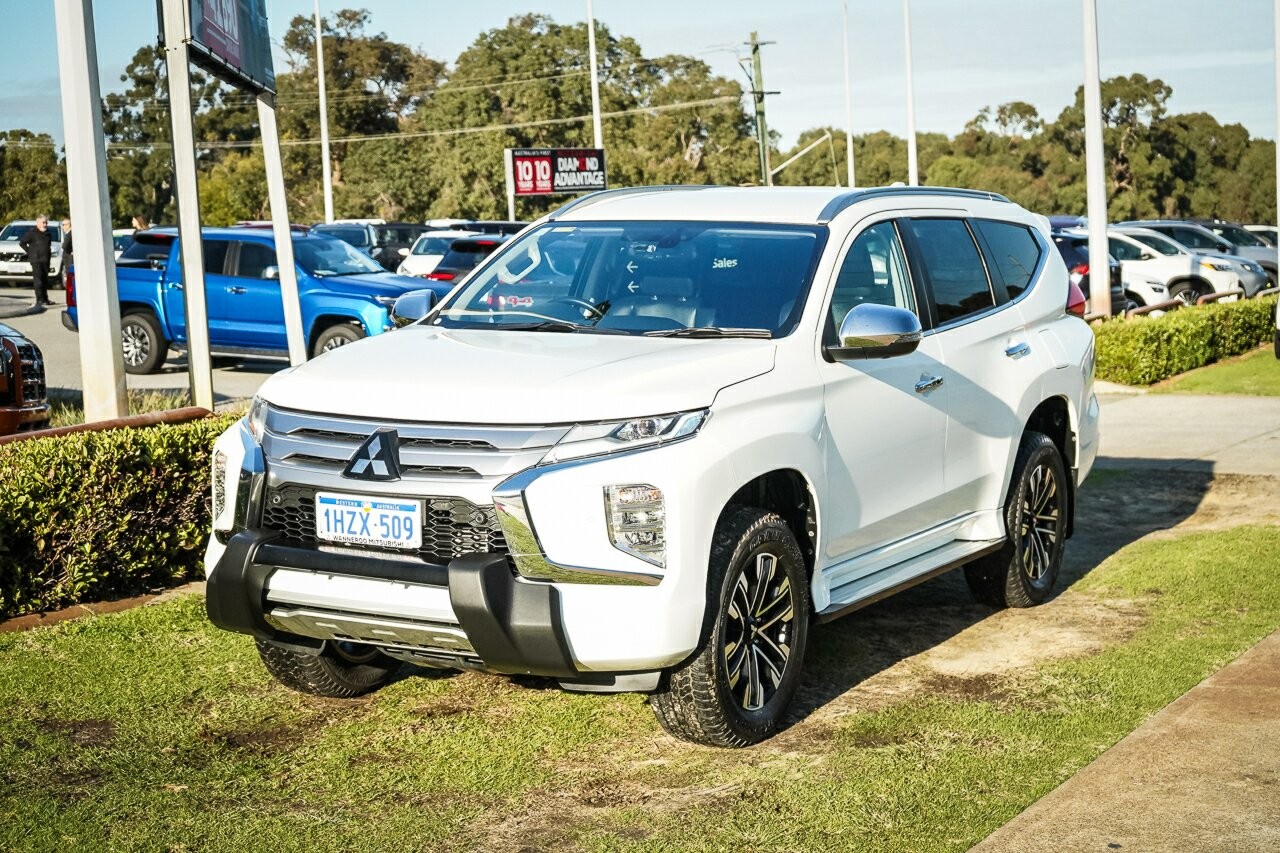 Mitsubishi Pajero Sport image 3