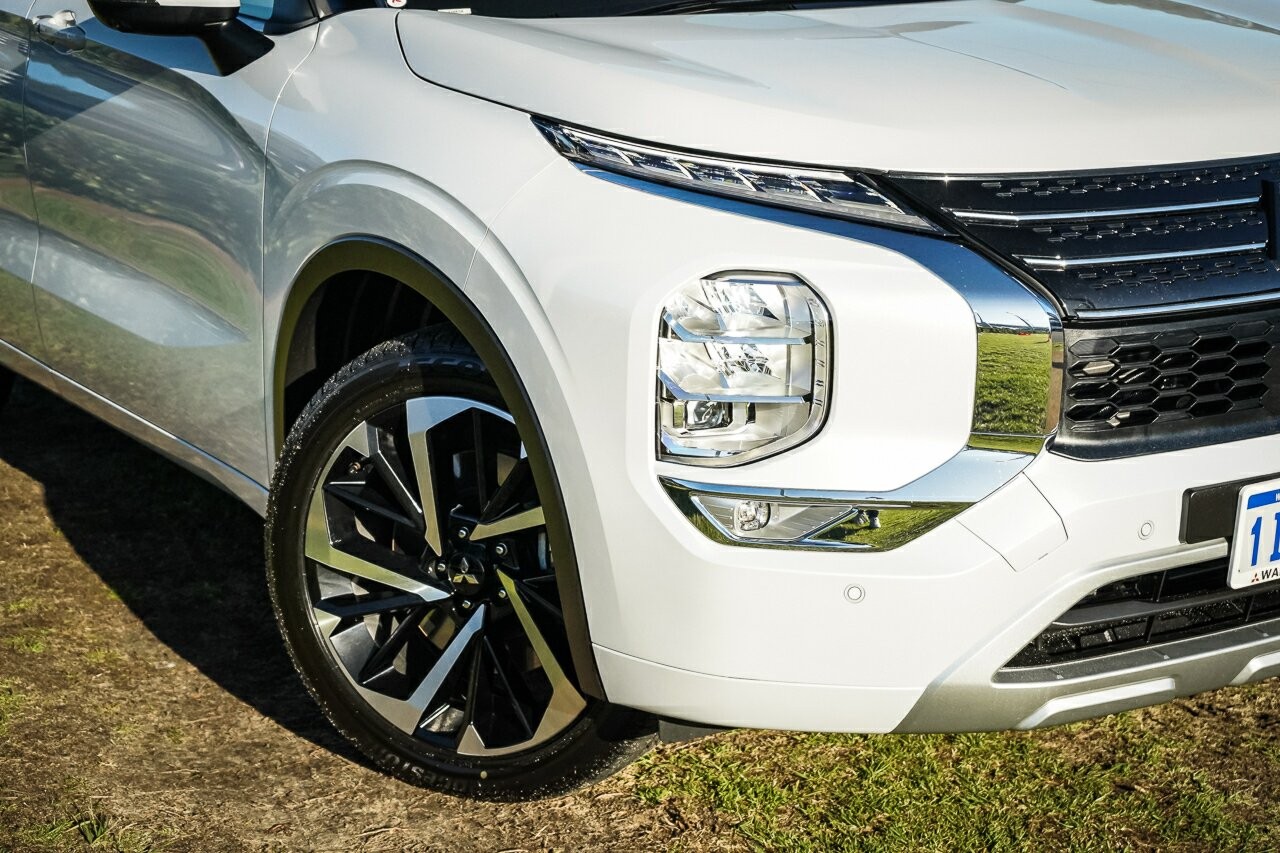 Mitsubishi Outlander image 2
