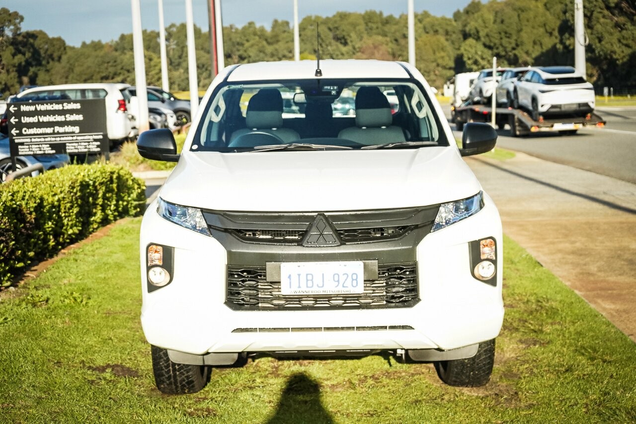 Mitsubishi Triton image 2