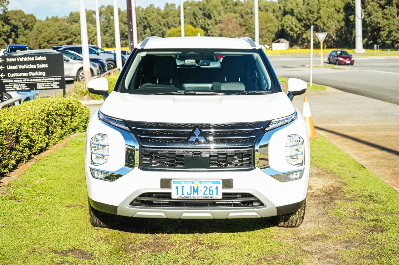 Mitsubishi Outlander image 2