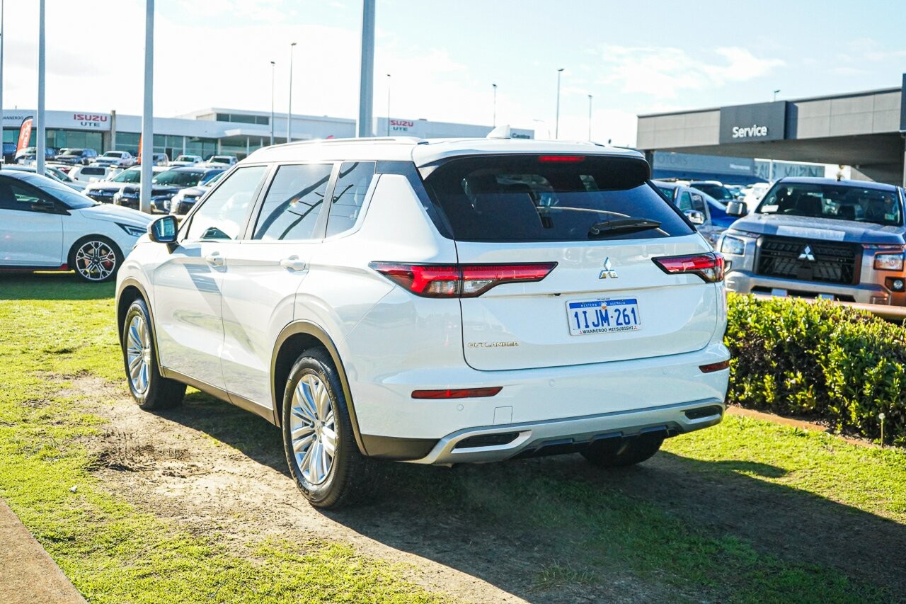 Mitsubishi Outlander image 4
