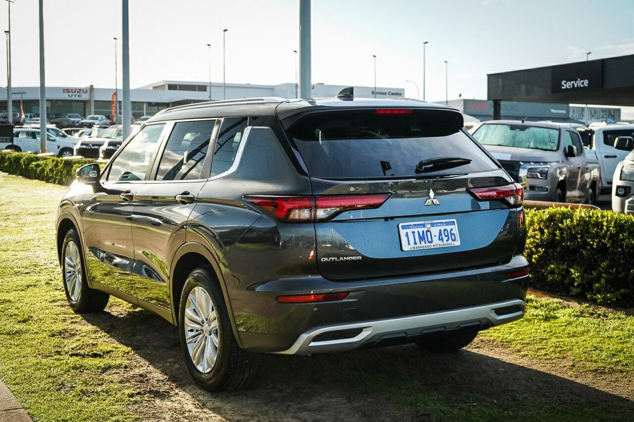 Mitsubishi Outlander image 2