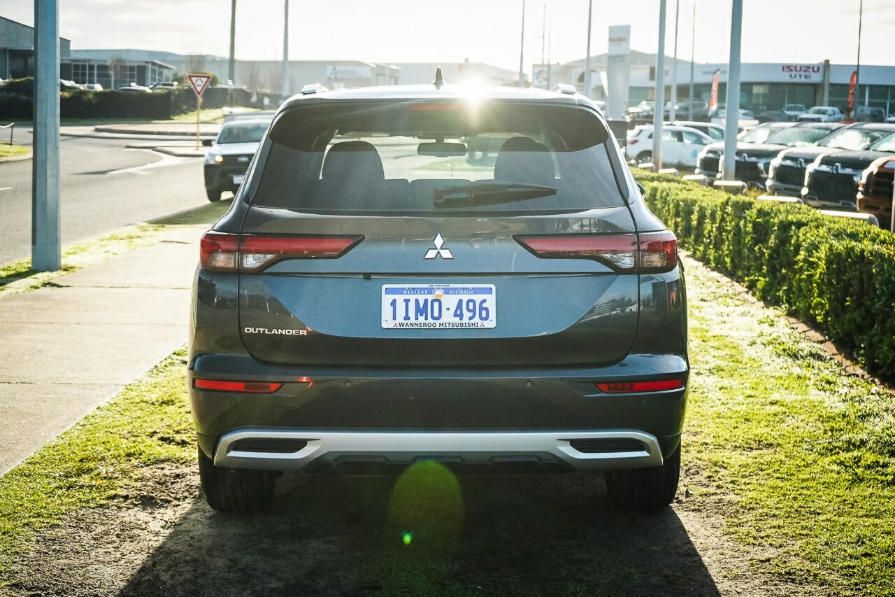 Mitsubishi Outlander image 3