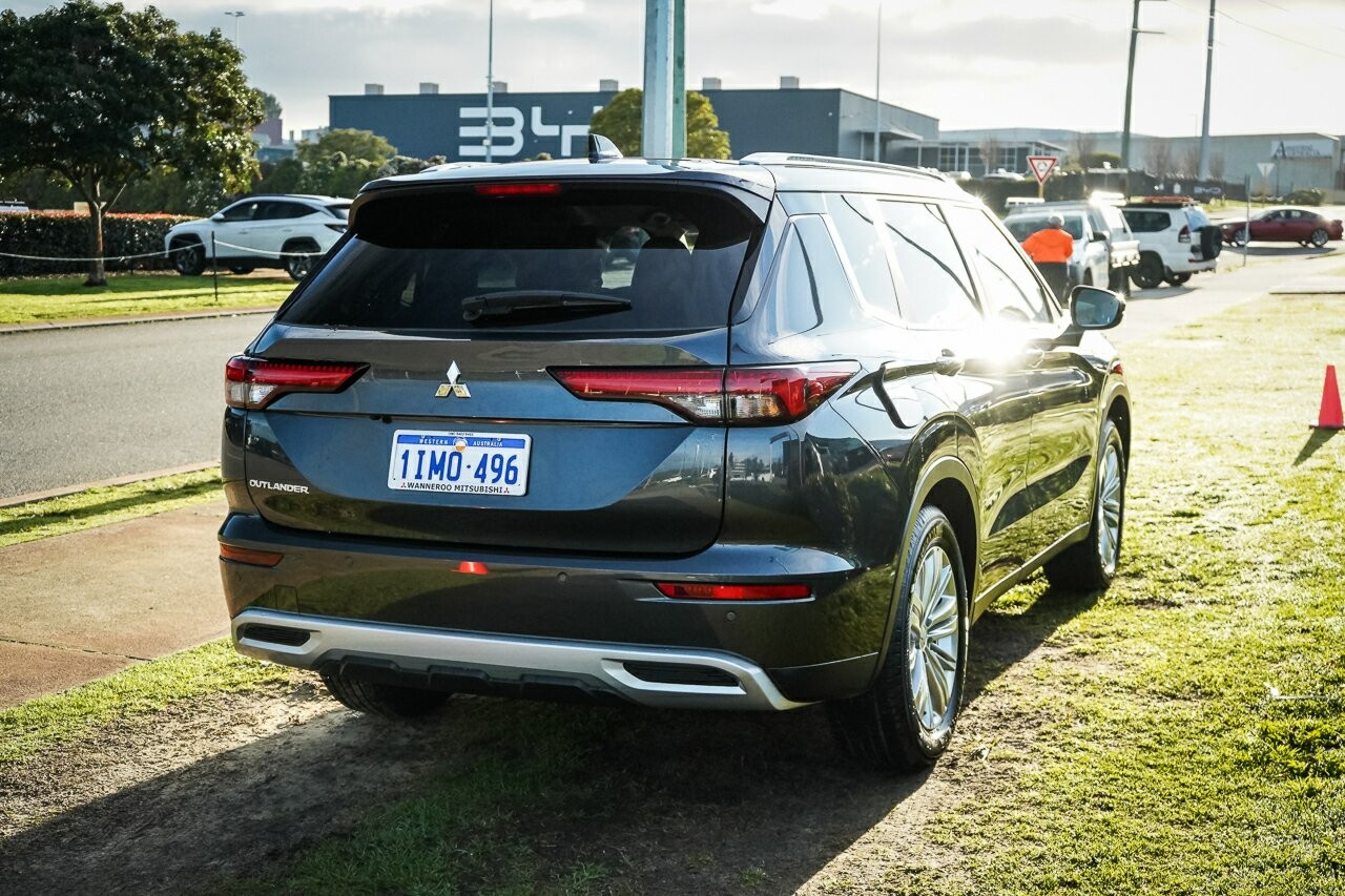 Mitsubishi Outlander image 4