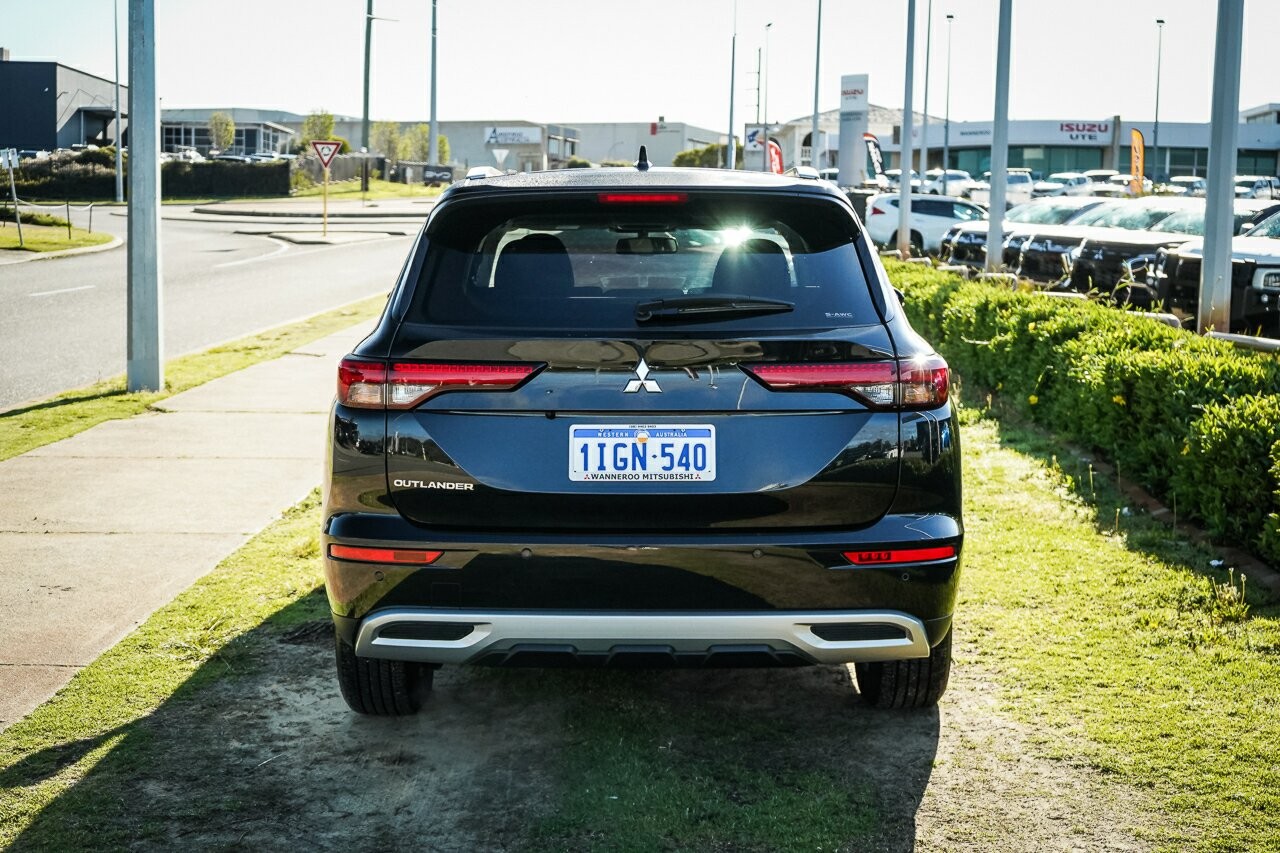 Mitsubishi Outlander image 4