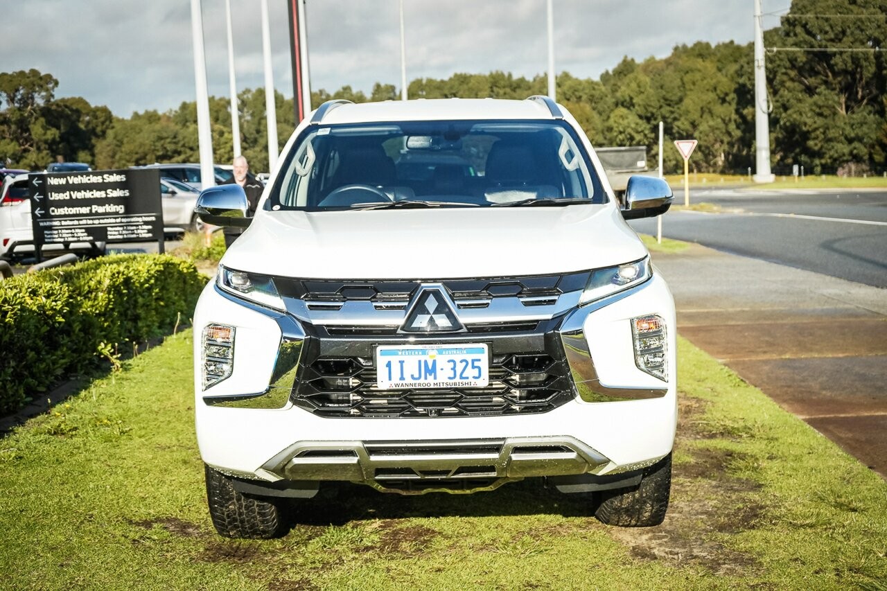 Mitsubishi Pajero Sport image 2
