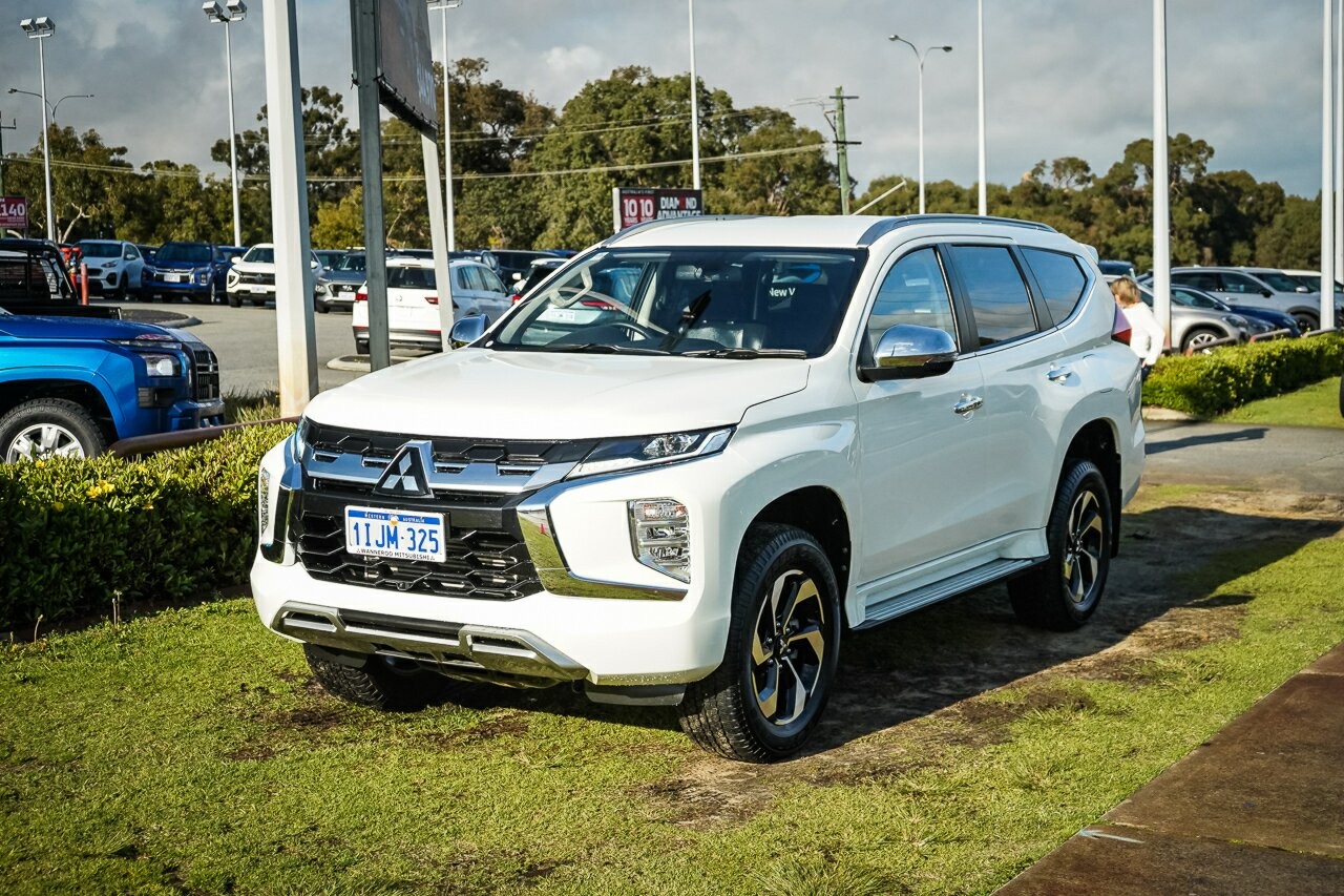 Mitsubishi Pajero Sport image 3
