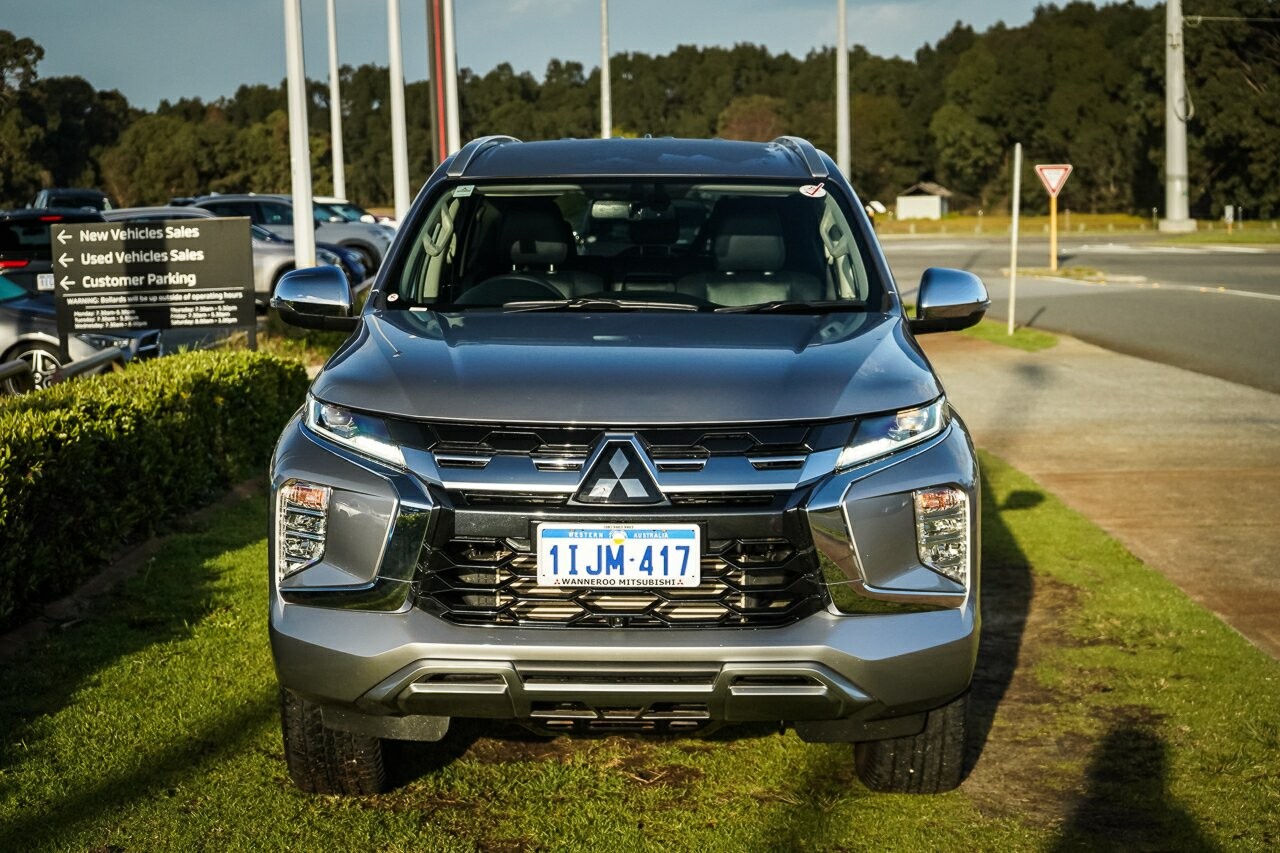 Mitsubishi Pajero Sport image 2