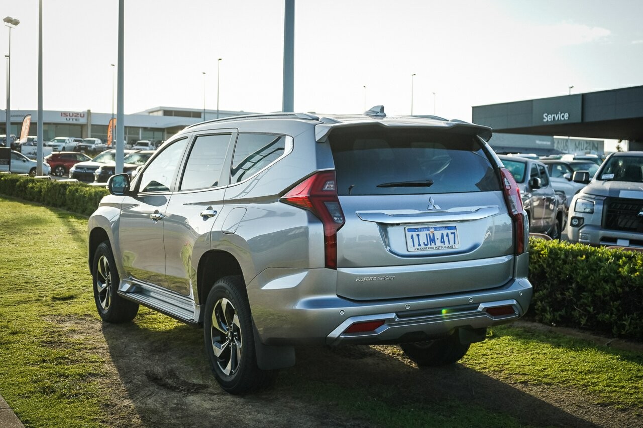 Mitsubishi Pajero Sport image 3