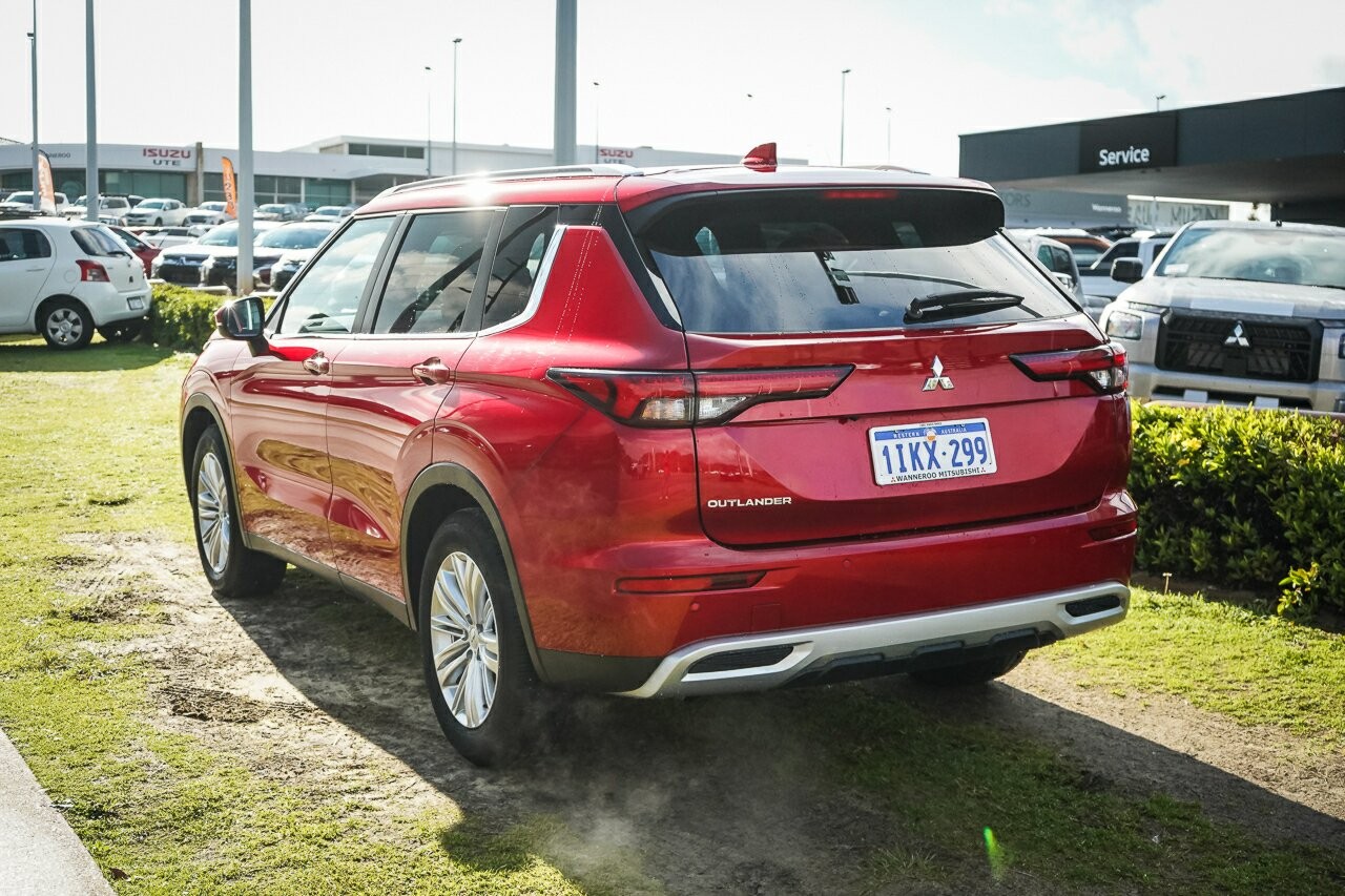 Mitsubishi Outlander image 4