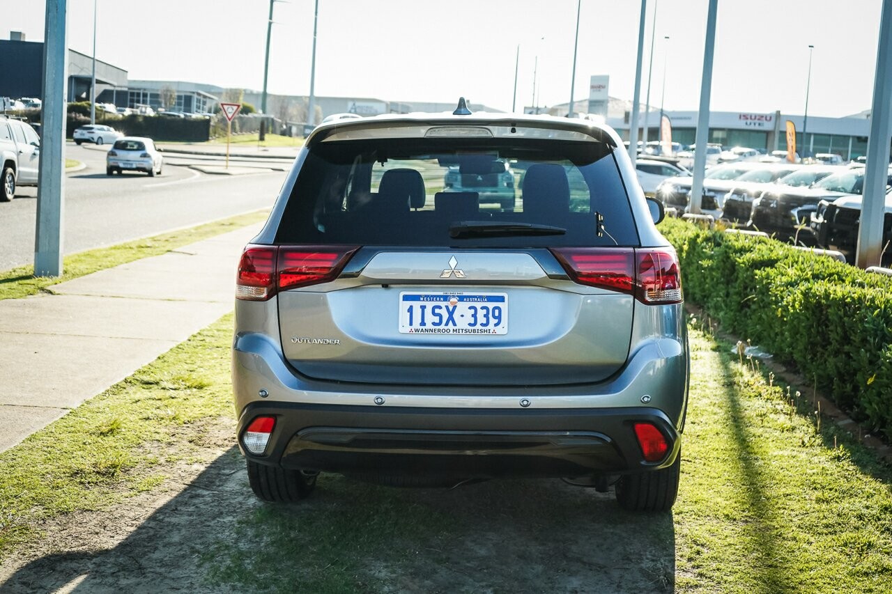 Mitsubishi Outlander image 4