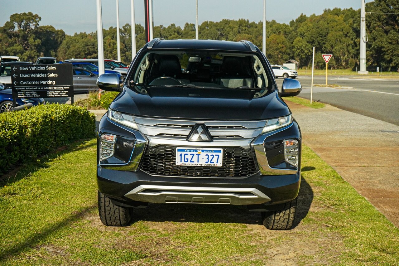 Mitsubishi Pajero Sport image 2