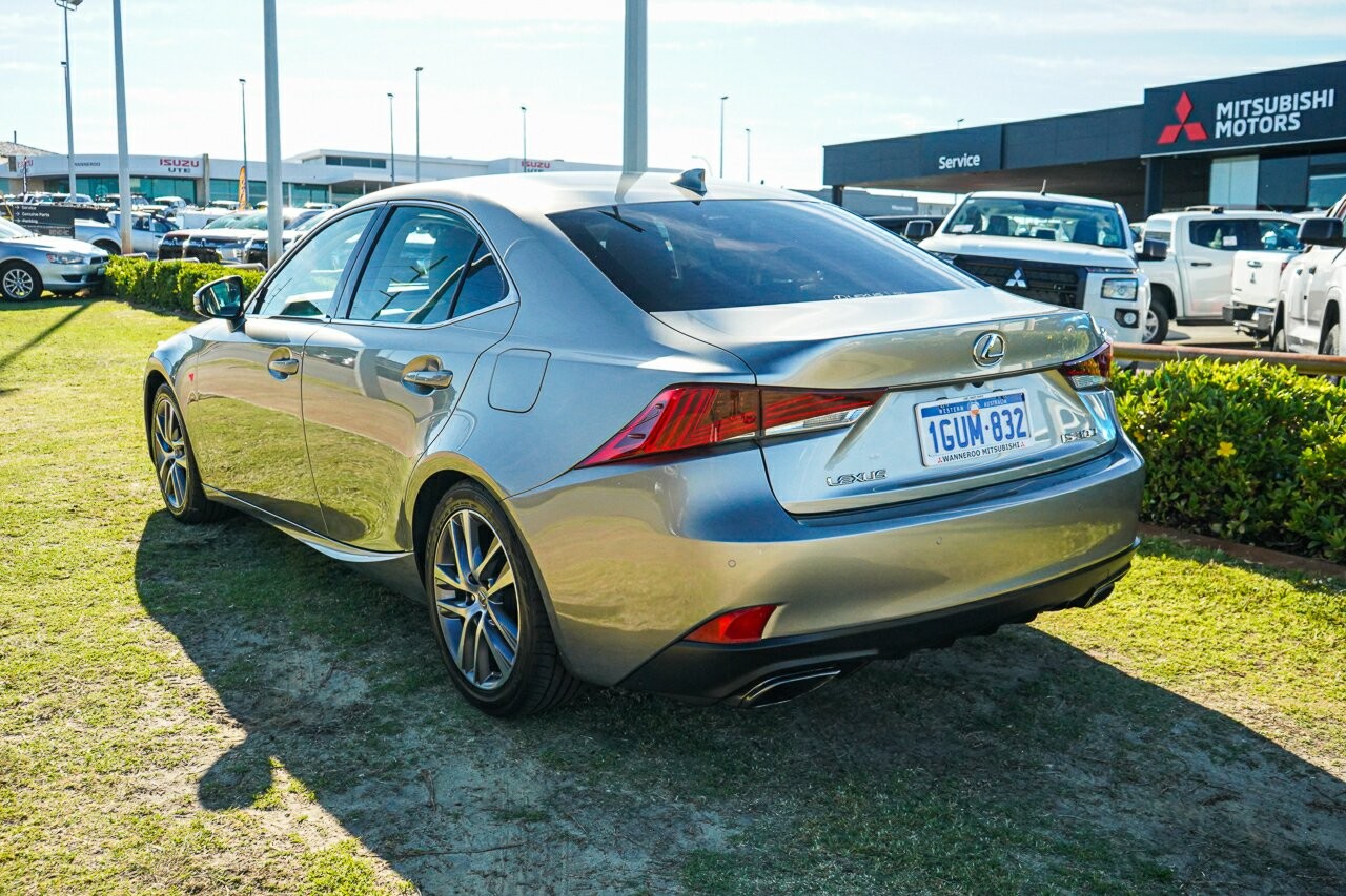 Lexus Is image 2