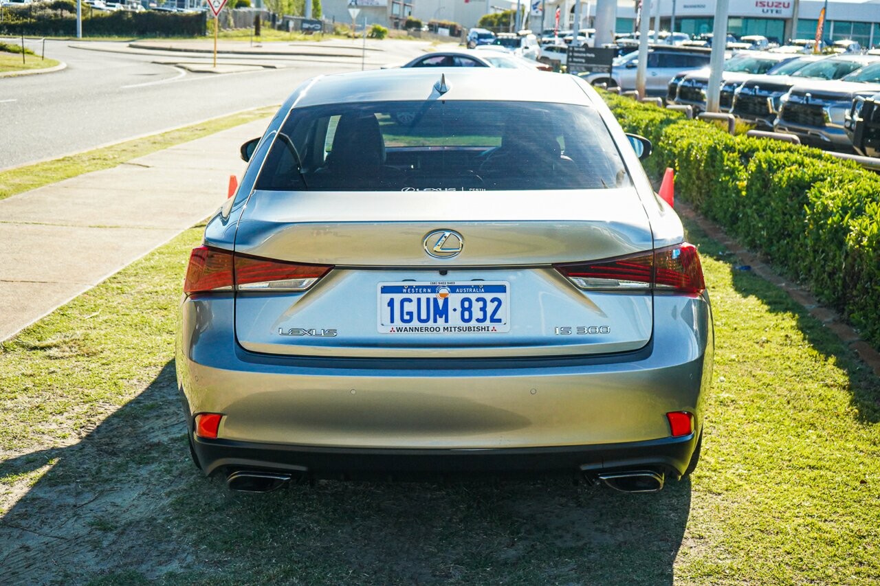 Lexus Is image 3