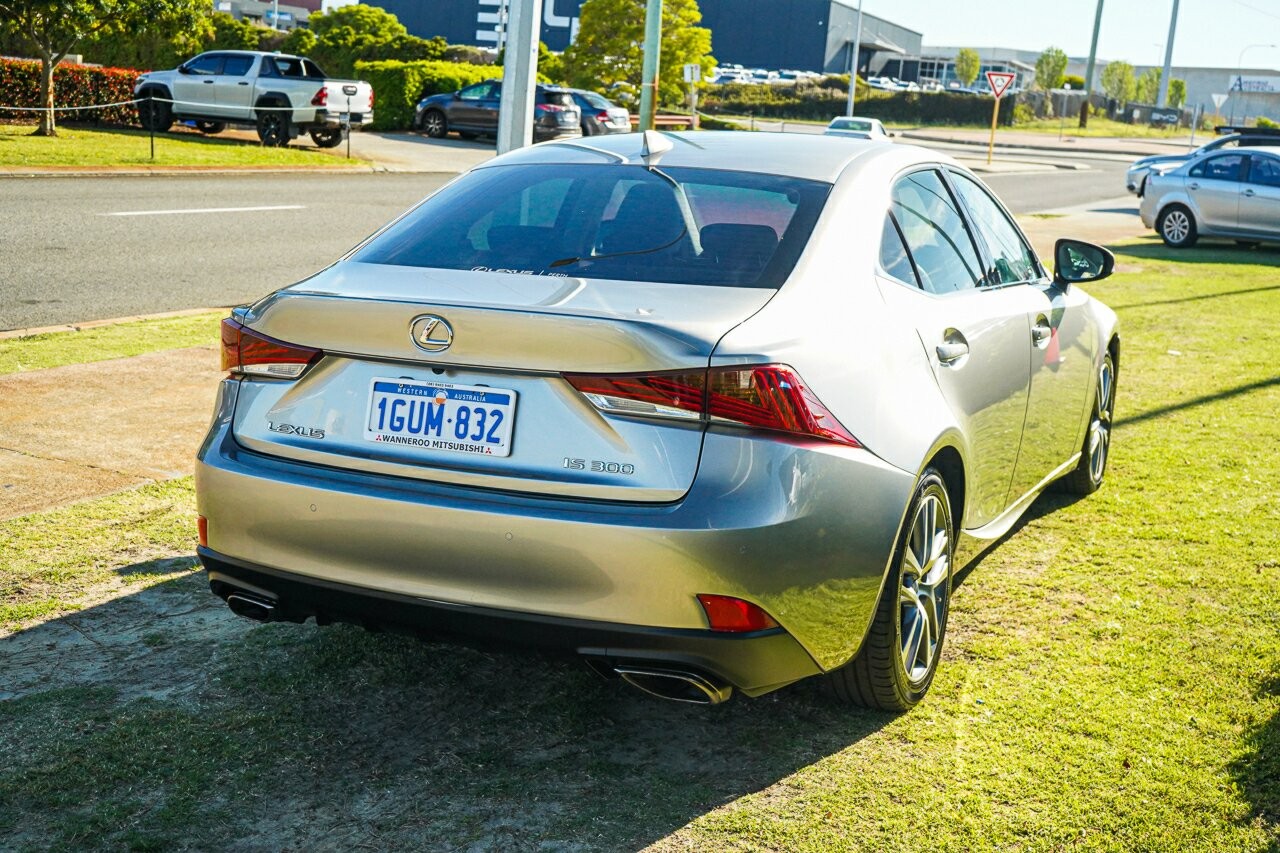 Lexus Is image 4