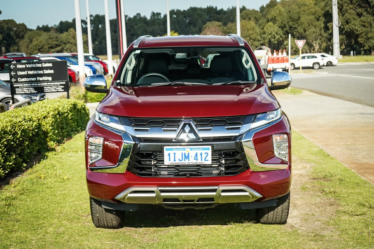Mitsubishi Pajero Sport image 2