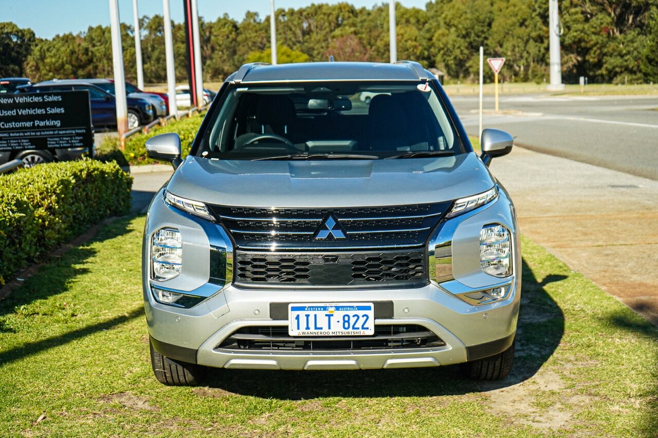 Mitsubishi Outlander image 2