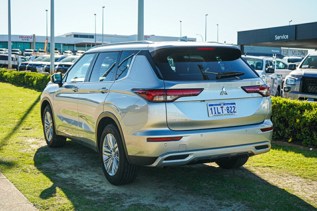 Mitsubishi Outlander image 4