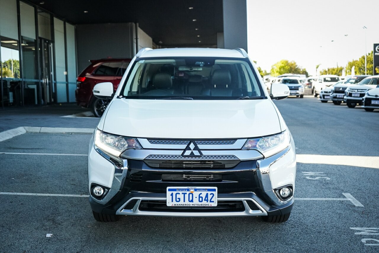 Mitsubishi Outlander image 2
