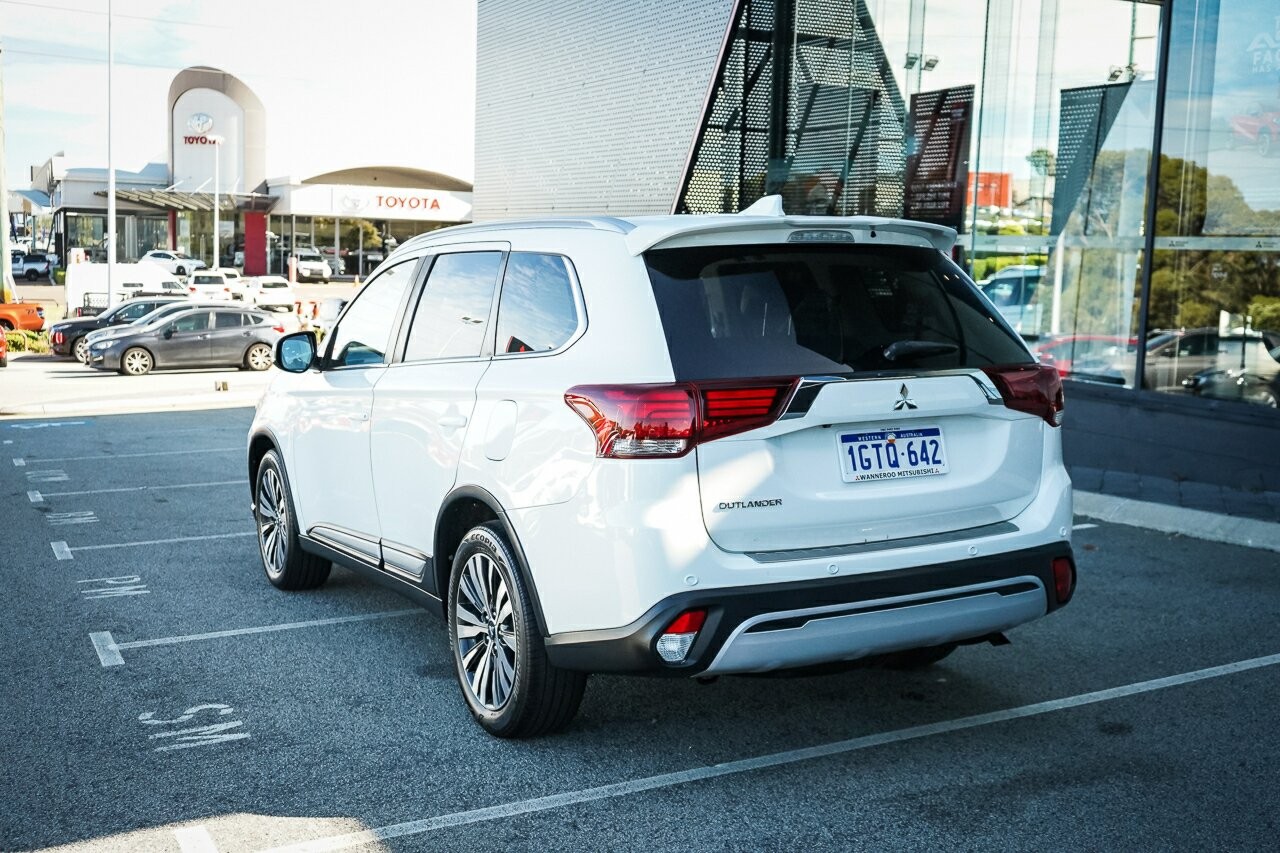 Mitsubishi Outlander image 3