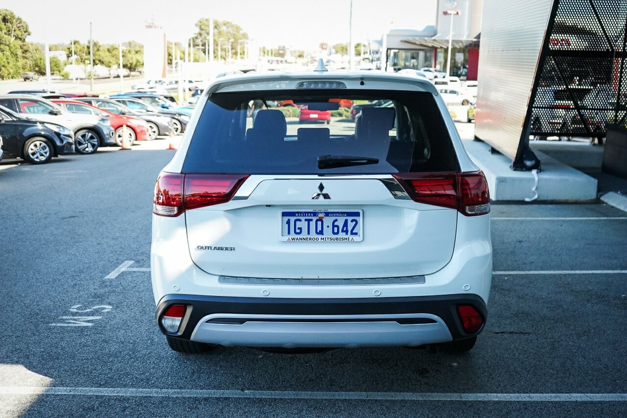 Mitsubishi Outlander image 4