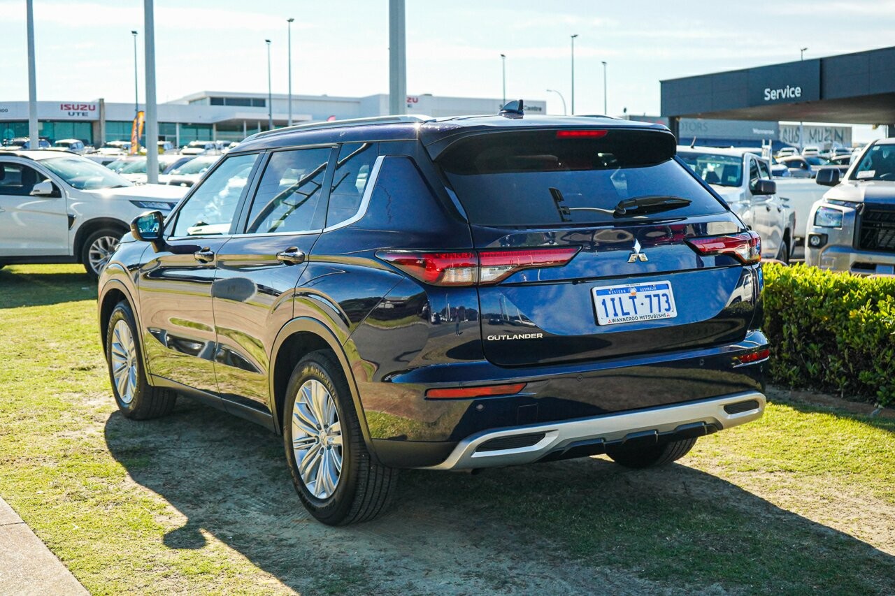 Mitsubishi Outlander image 4