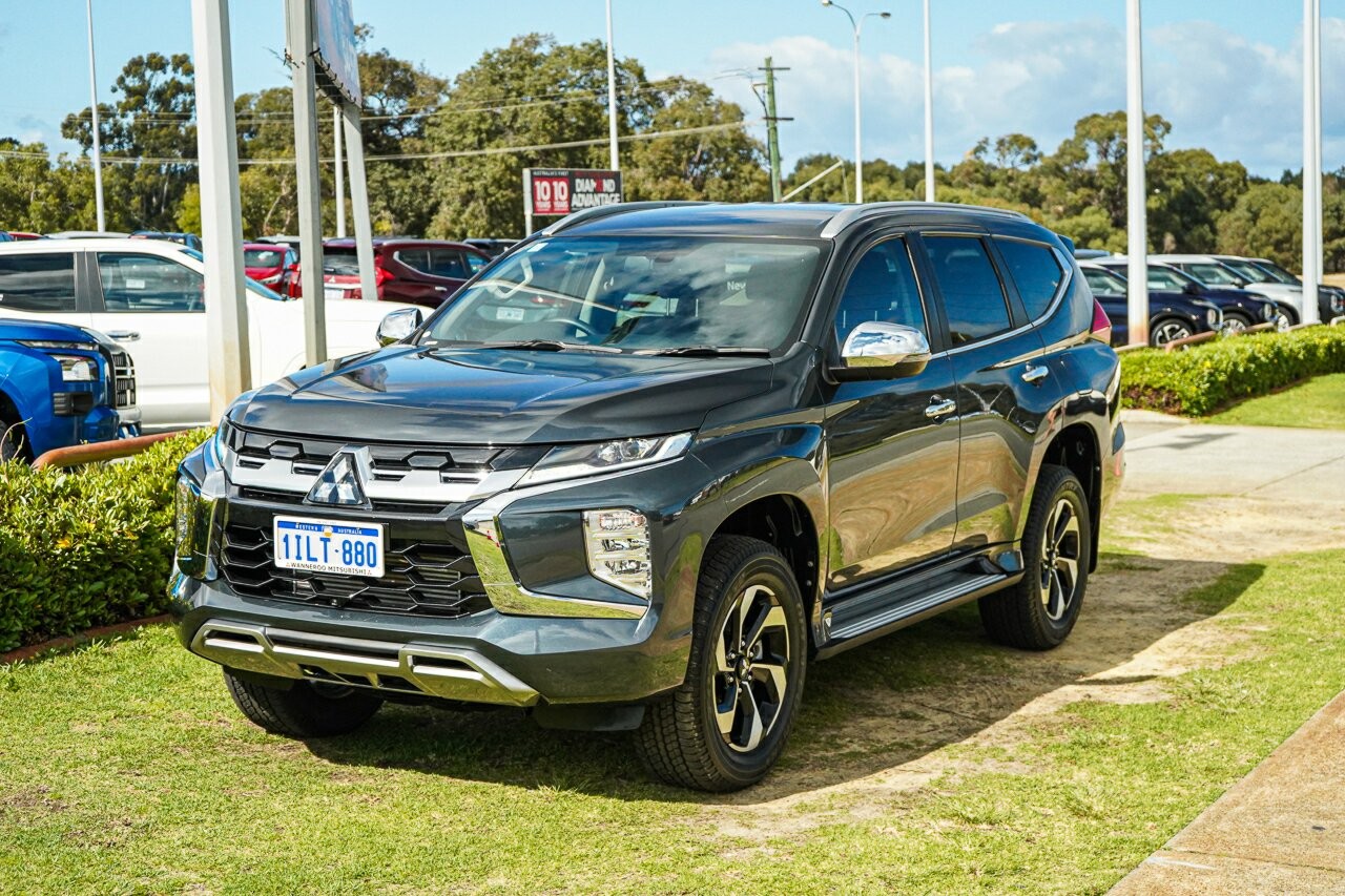 Mitsubishi Pajero Sport image 2