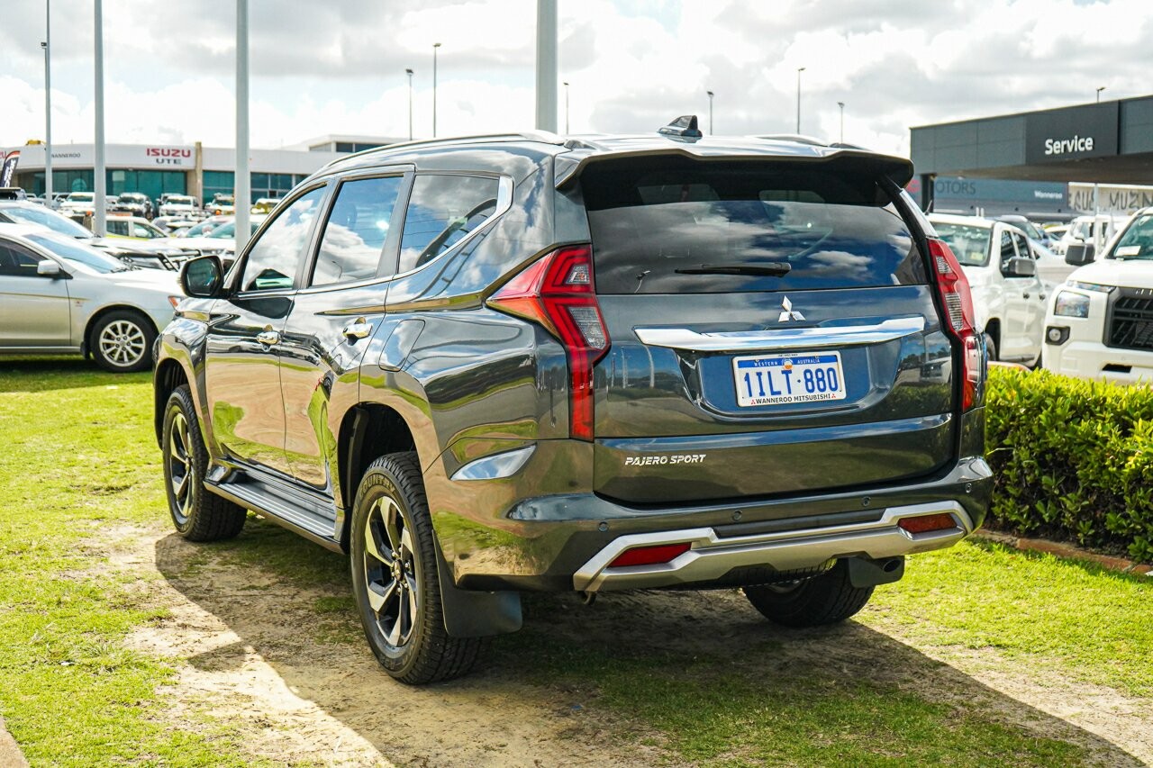 Mitsubishi Pajero Sport image 3