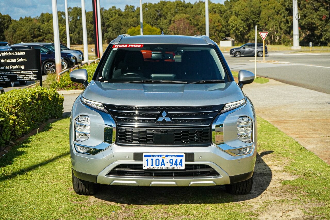 Mitsubishi Outlander image 2