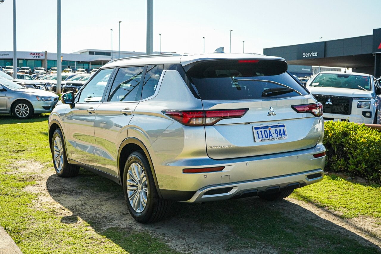 Mitsubishi Outlander image 4