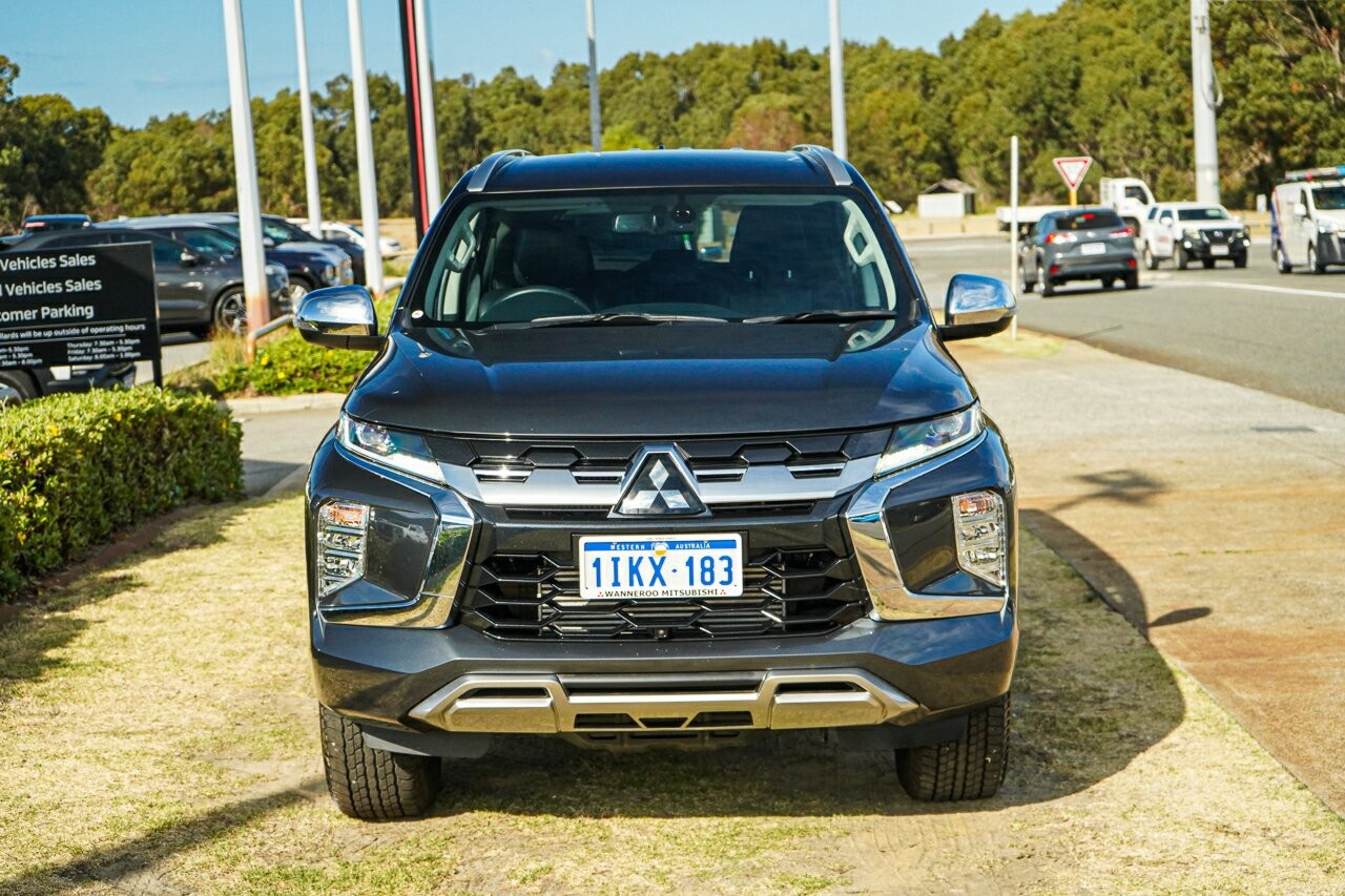 Mitsubishi Pajero Sport image 2