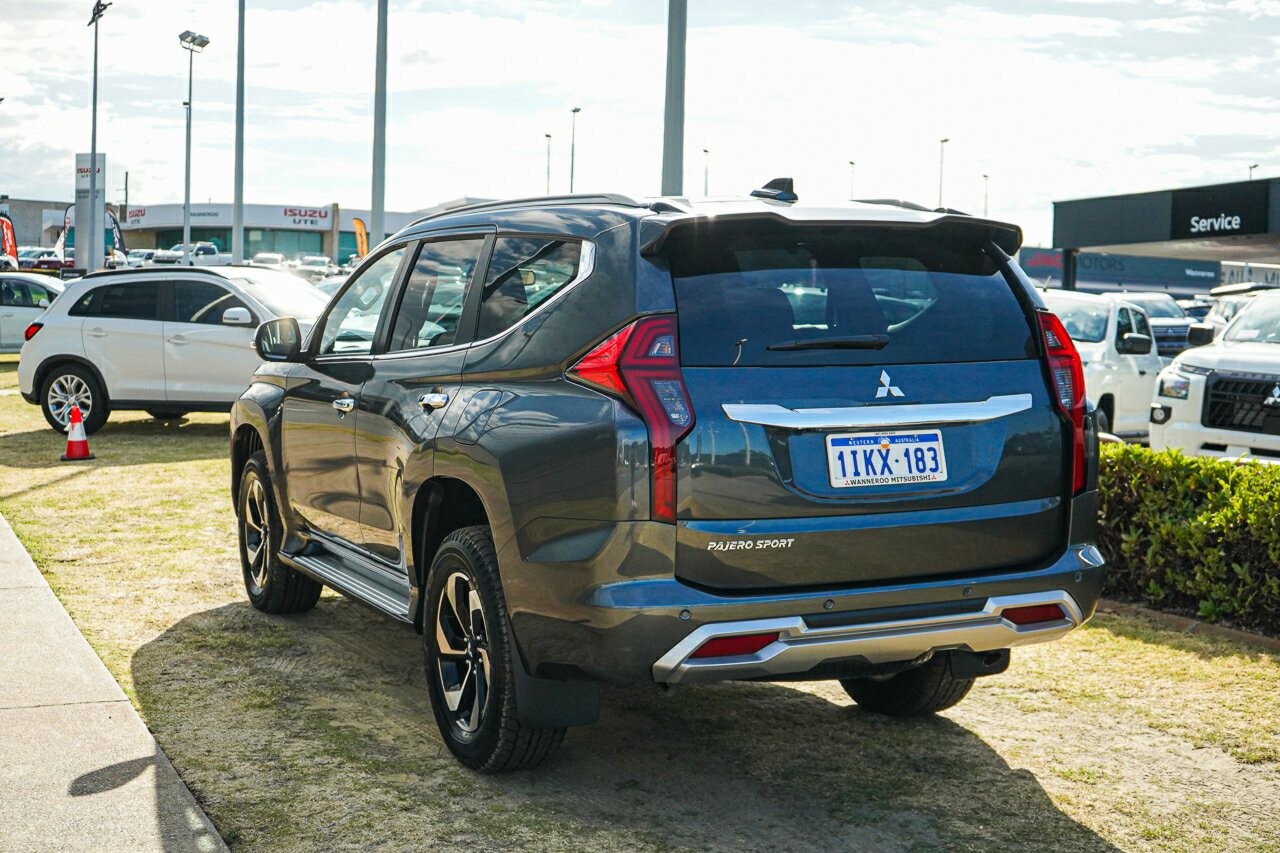 Mitsubishi Pajero Sport image 3