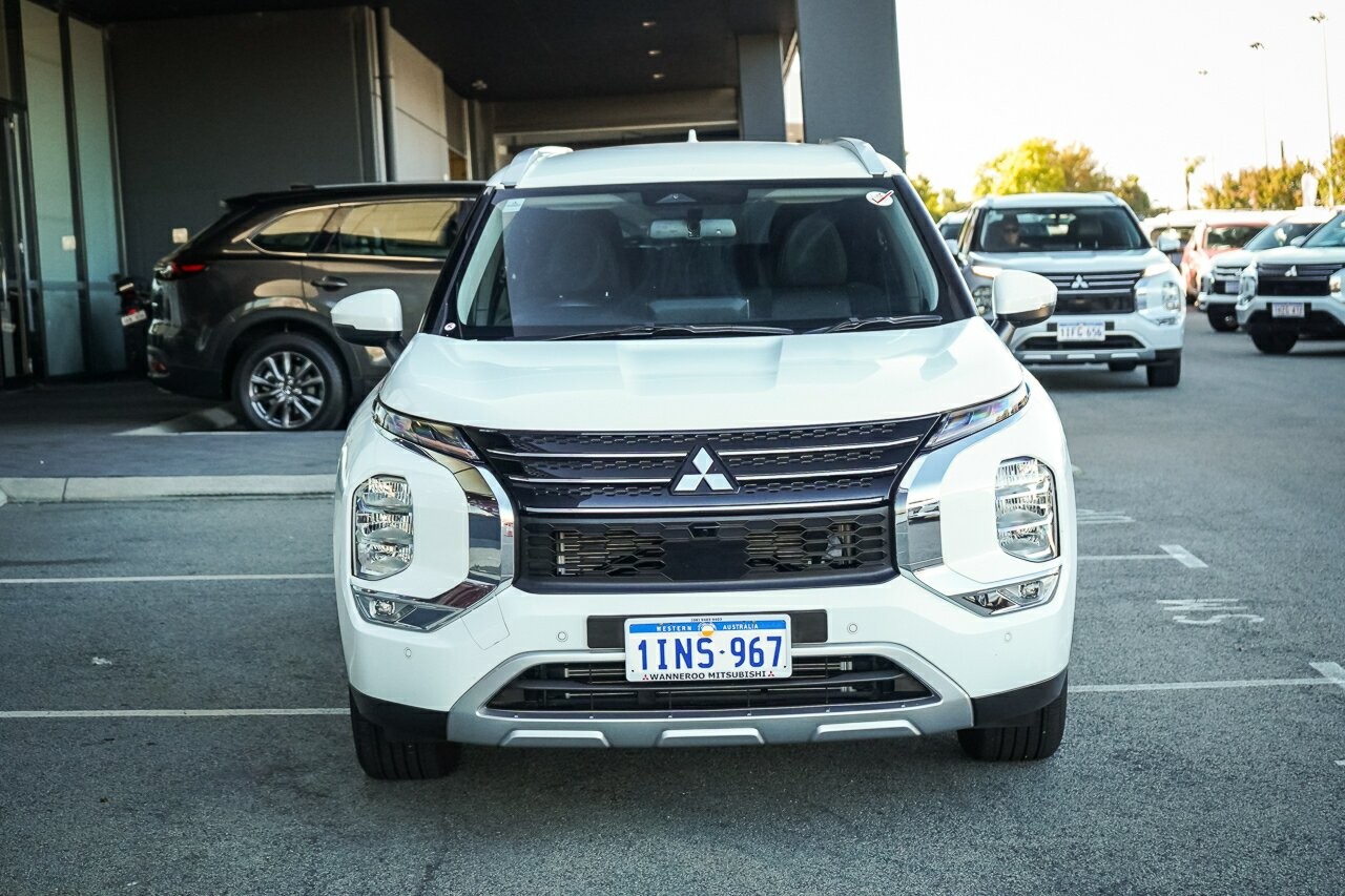 Mitsubishi Outlander image 2