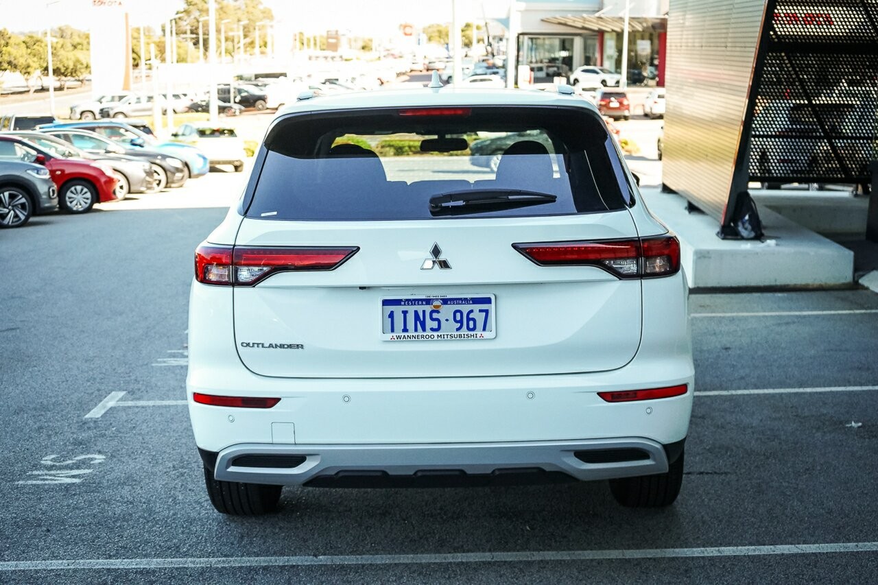 Mitsubishi Outlander image 4