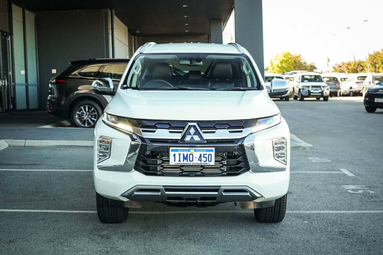 Mitsubishi Pajero Sport image 2