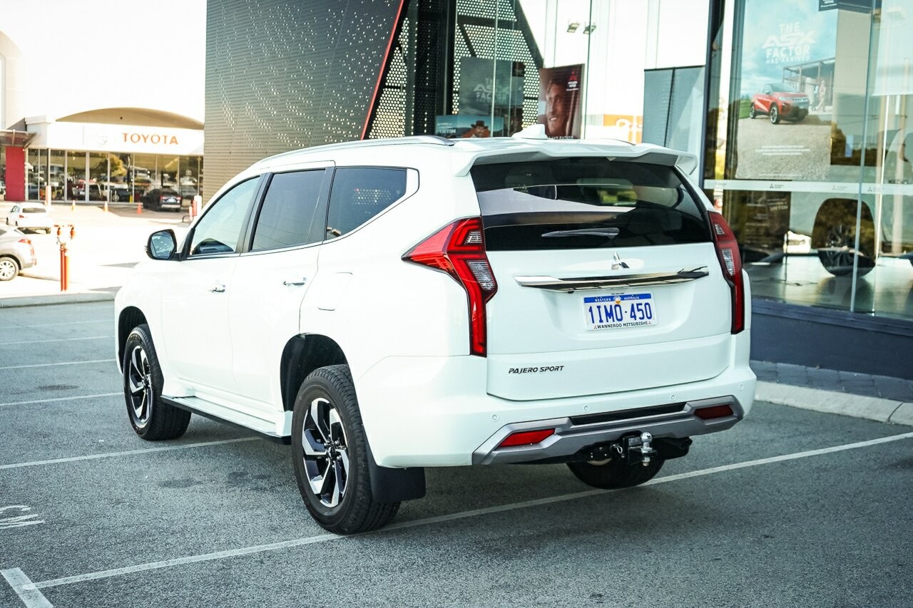 Mitsubishi Pajero Sport image 3