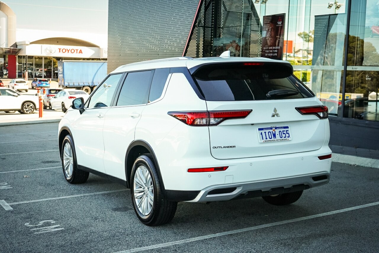 Mitsubishi Outlander image 3