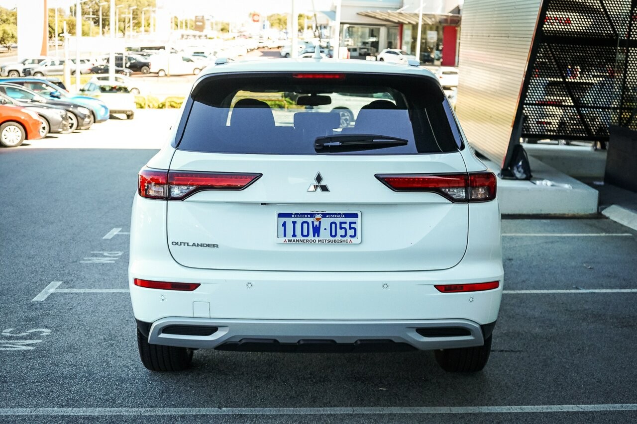 Mitsubishi Outlander image 4