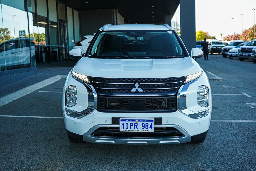 Mitsubishi Outlander image 2