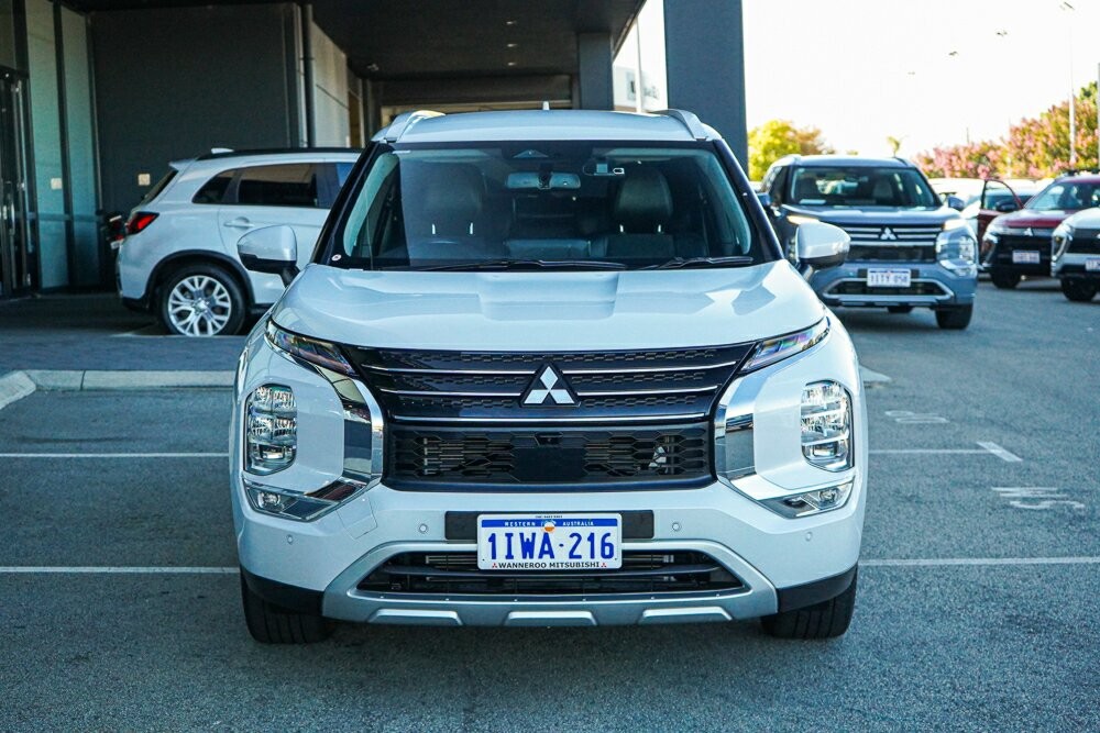 Mitsubishi Outlander image 2