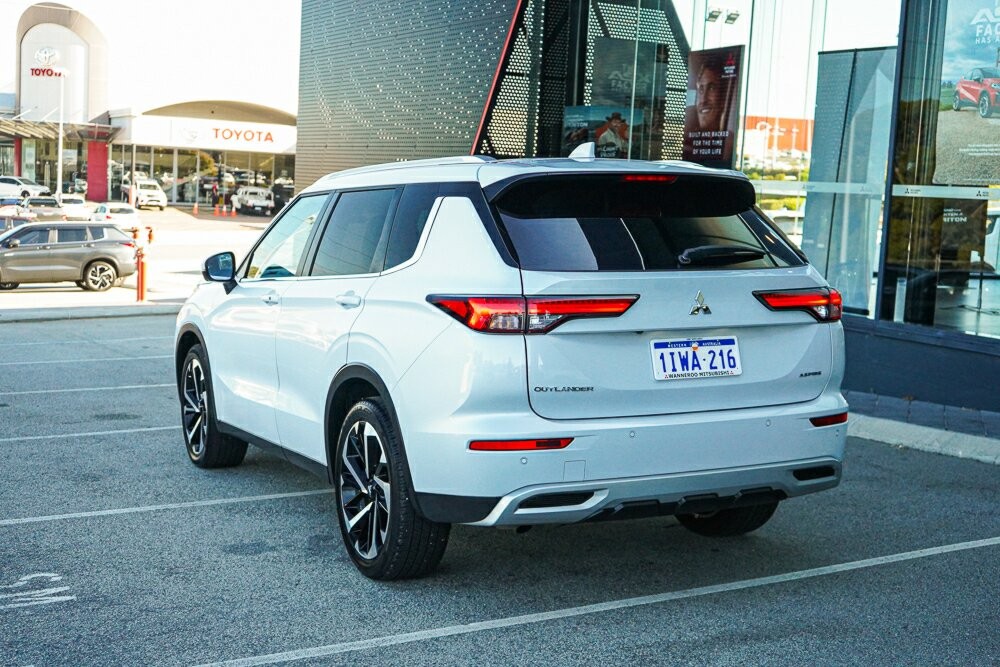 Mitsubishi Outlander image 3