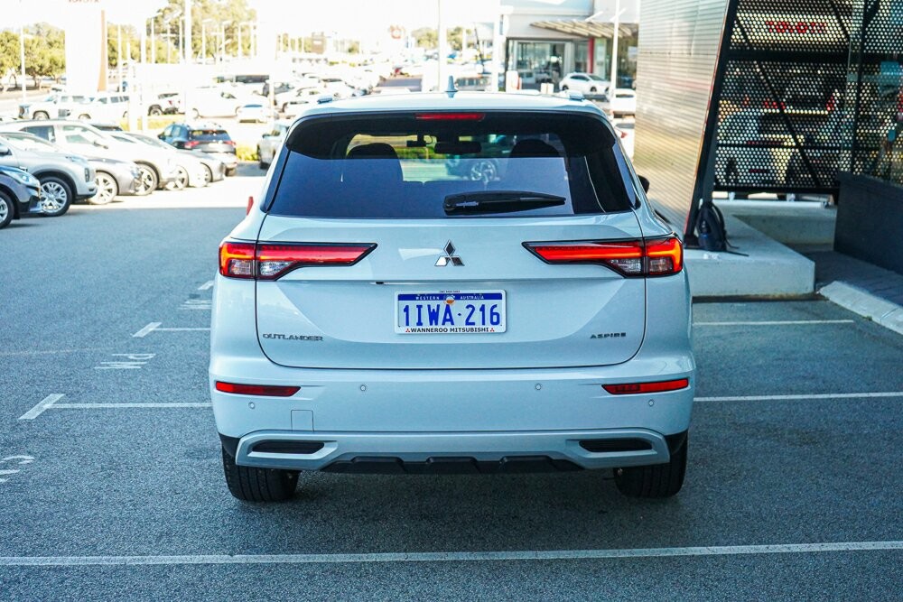 Mitsubishi Outlander image 4