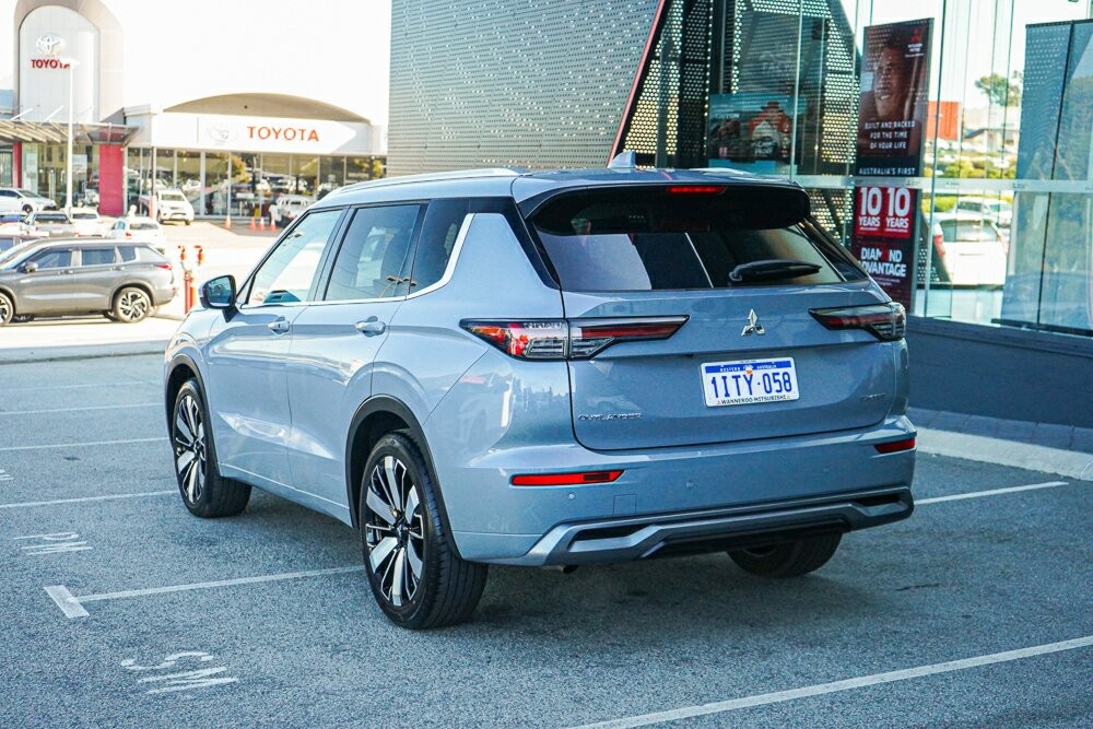 Mitsubishi Outlander image 2