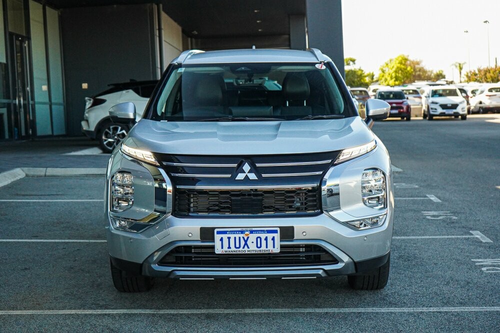 Mitsubishi Outlander image 2