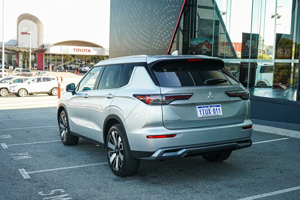 Mitsubishi Outlander image 3