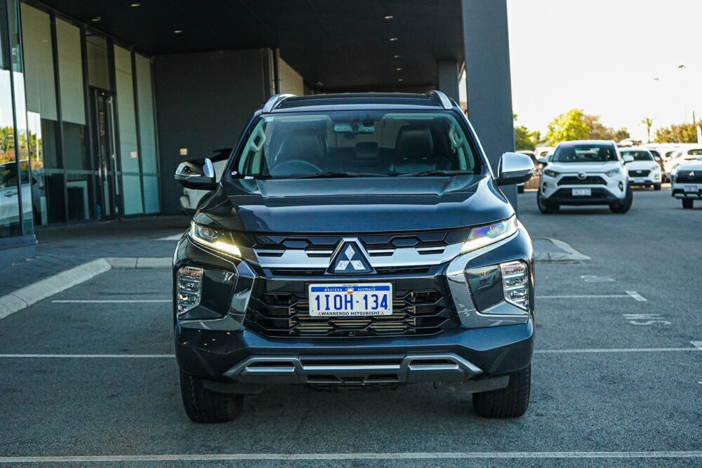 Mitsubishi Pajero Sport image 2