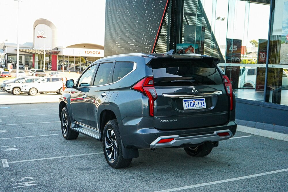 Mitsubishi Pajero Sport image 3