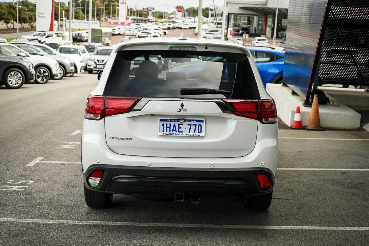 Mitsubishi Outlander image 4