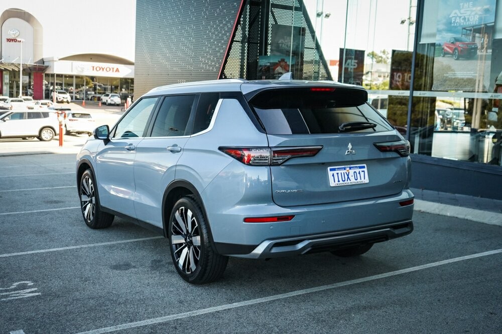 Mitsubishi Outlander image 2